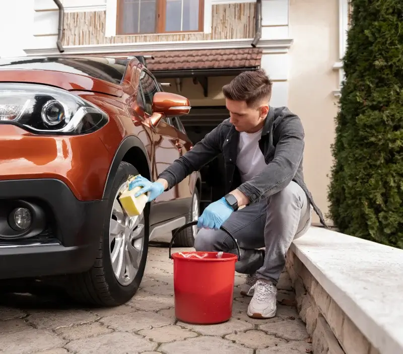 Lavage auto à domicile Vançais : professionnel intervenant sur un véhicule